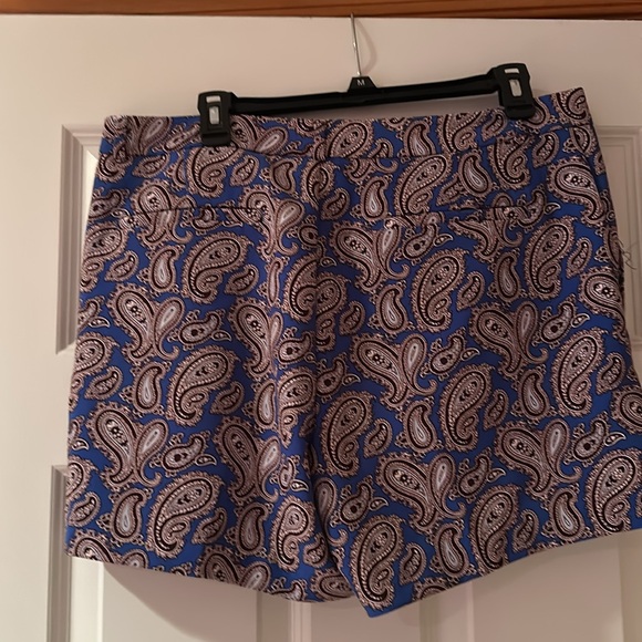 Ladies Banana Republic Shorts - Picture 2 of 3
